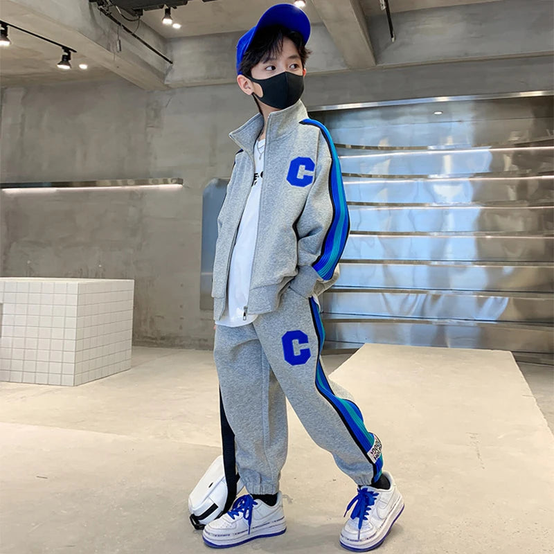 Jungen Traningsanzug mit Buchstabe